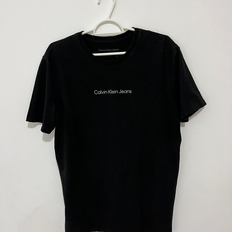 Camiseta negra con logo de Calvin Klein Jeans