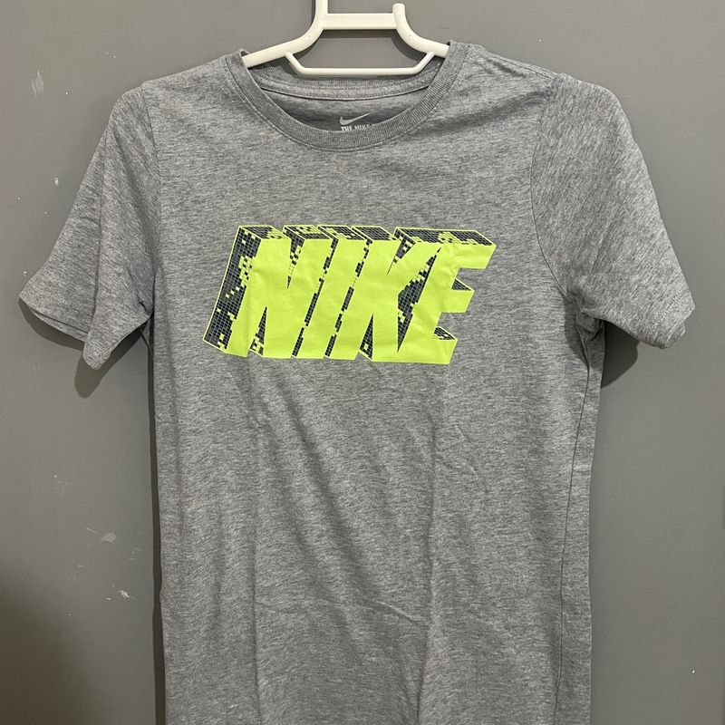 Black and lime sales green nike shirt