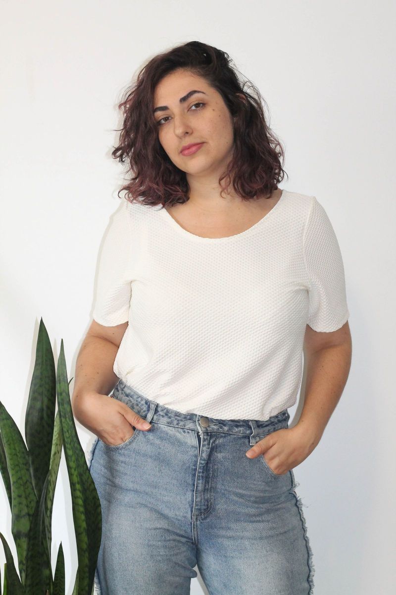 camiseta colmeia off white - camisetas maria melancia