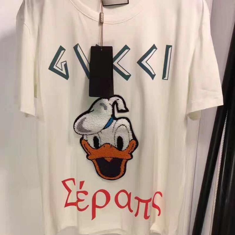 Camiseta com Pato Donald Bordado Inspirado Gucci.
