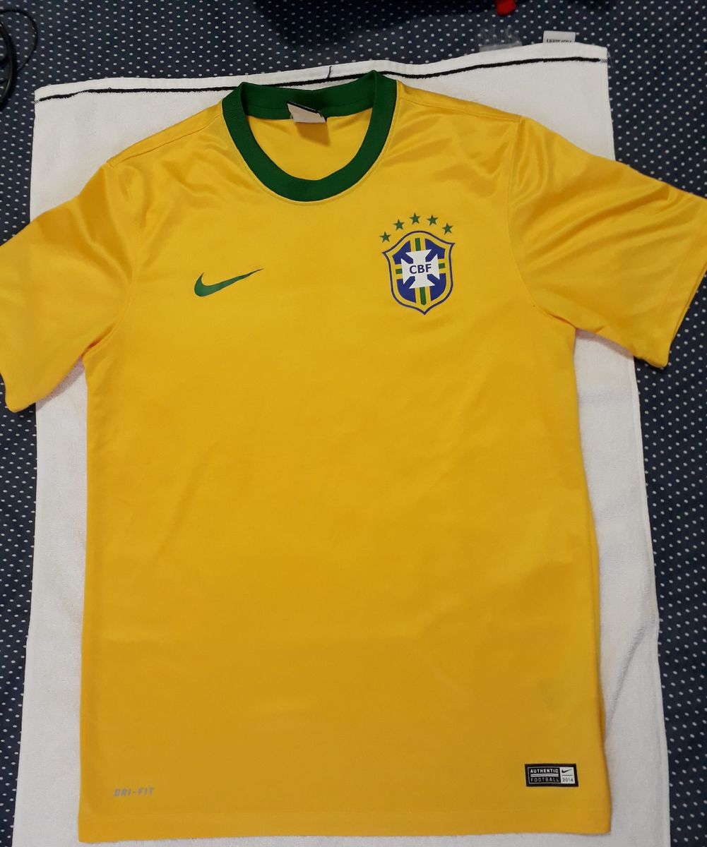https://photos.enjoei.com.br/camiseta-do-brasil-original-copa-2014/1200xN/czM6Ly9waG90b3MuZW5qb2VpLmNvbS5ici9wcm9kdWN0cy81MTU4ODIxLzNkZDc0NTUxNjE1NmFjNWRlOWIxMmNlYzA4OTFmZDc5LmpwZw