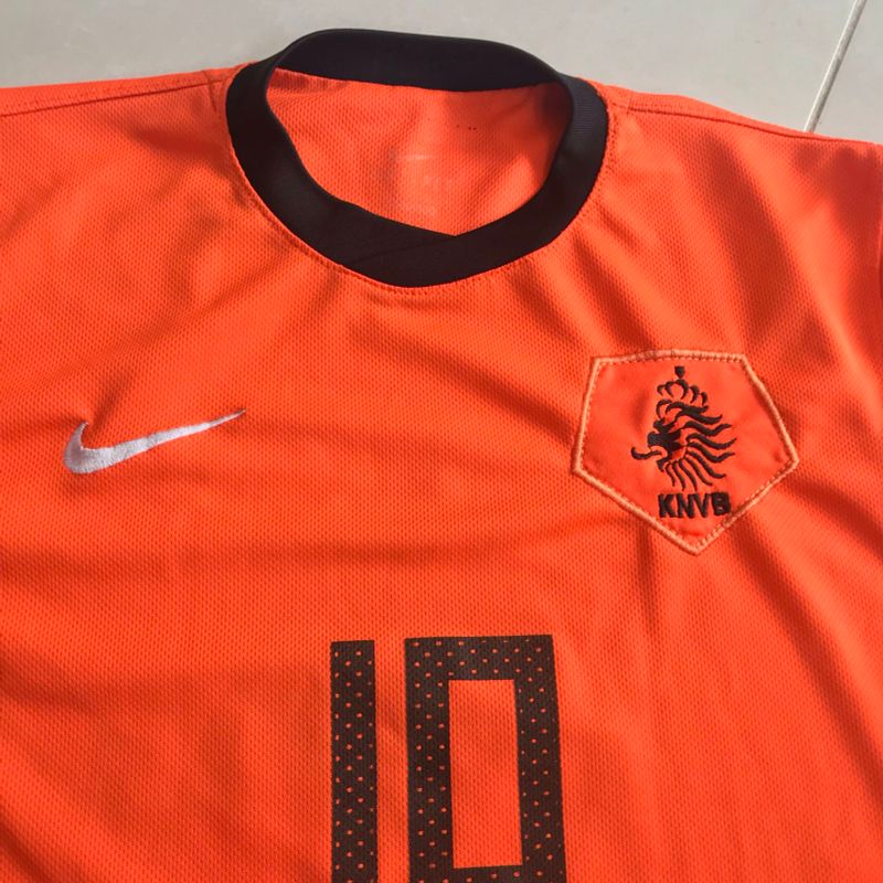 KNVB arrecada mais de 50 mil euros com vendas de camisas da Holanda para  ajuda à Ucrânia - Futebol Holandês