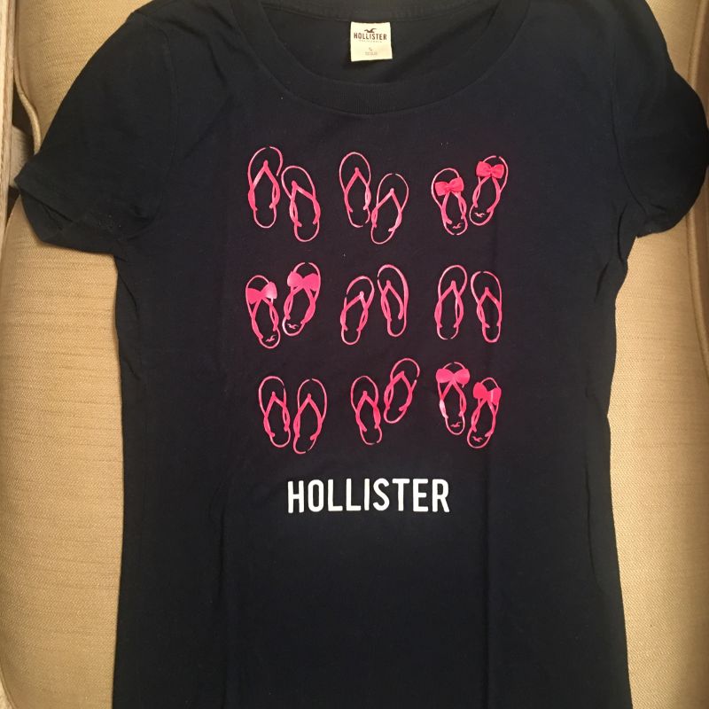 Camiseta Hollister Original Preta com Estampa em Sandalinhas. Aplicado Lacinhos em Uma Delas. Camiseta Feminina Hollister Usado 39316646 enjoei