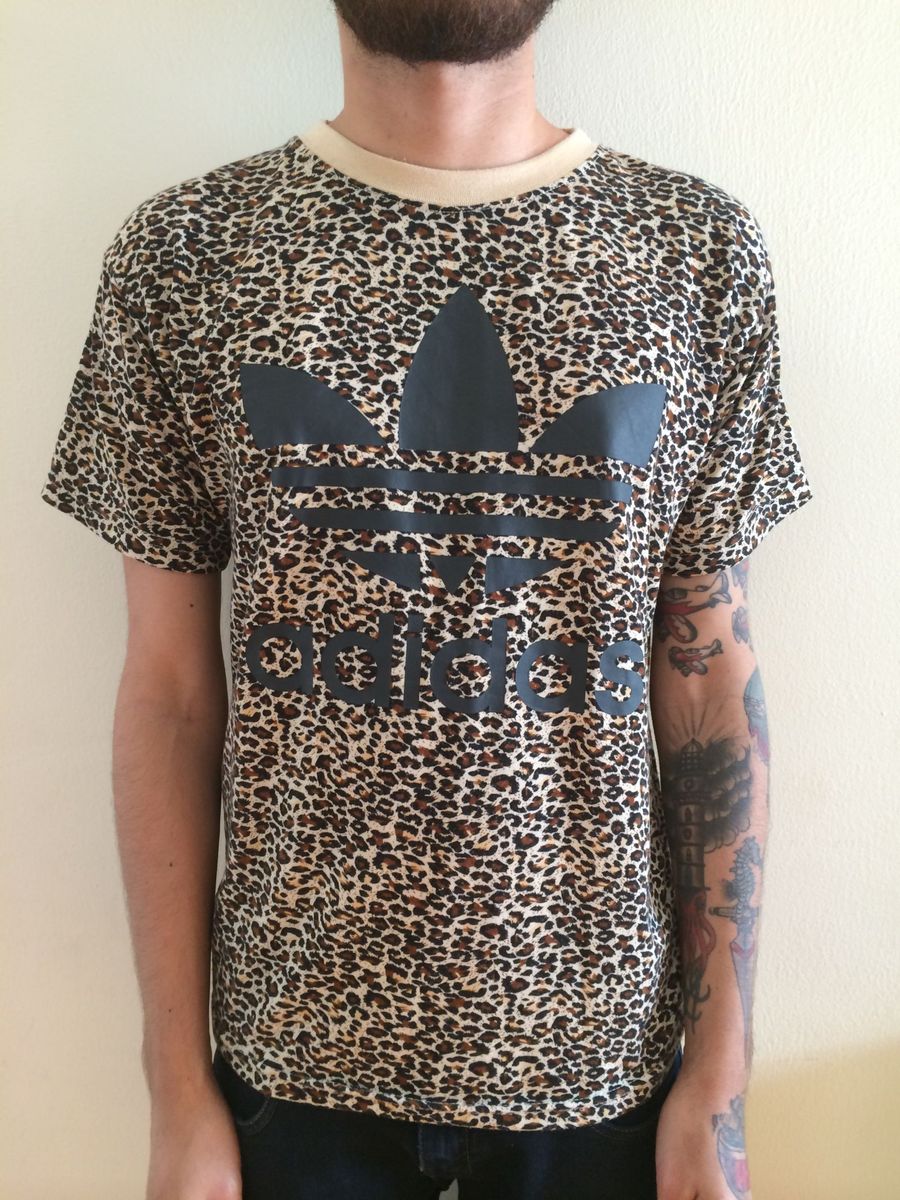 camiseta adidas animal print