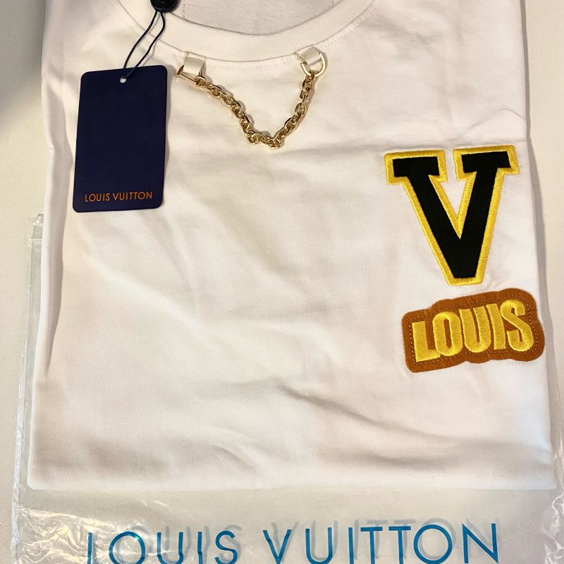 Camiseta Louis Vuitton LV em bordado marrom