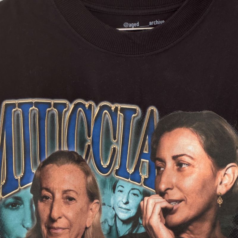 Camiseta Miuccia Prada - Aged | Aged Archive Usado 134760006 | enjoei