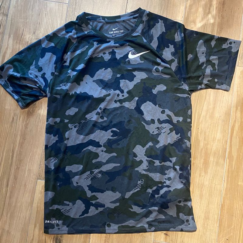 Blusa camuflada da store nike