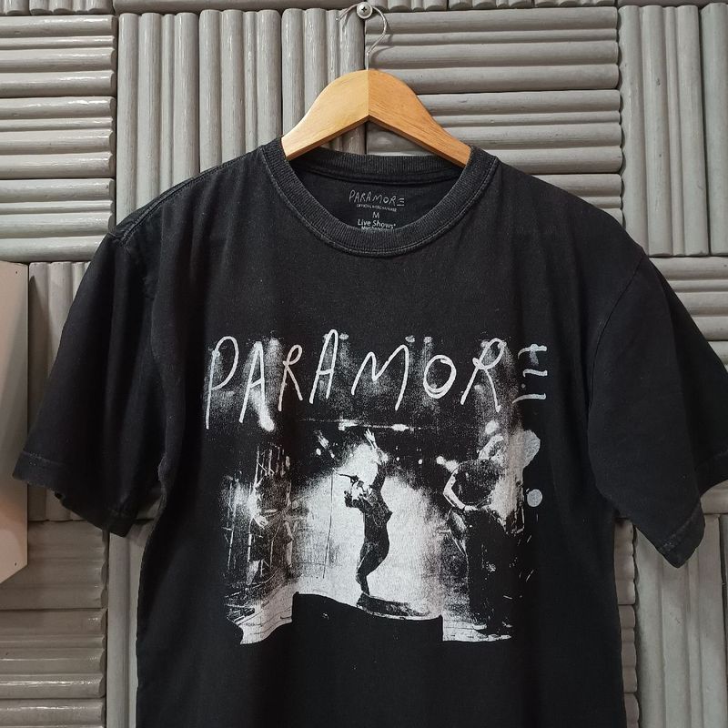 https://photos.enjoei.com.br/camiseta-paramore-merchandise-show-2013-warner-music-unissex-94421984/800x800/czM6Ly9waG90b3MuZW5qb2VpLmNvbS5ici9wcm9kdWN0cy81NTg5NDkvNzlhNzNlZDM4N2RiNmYzZDQ2YjEwOGEzN2IyZTU5YmYuanBn