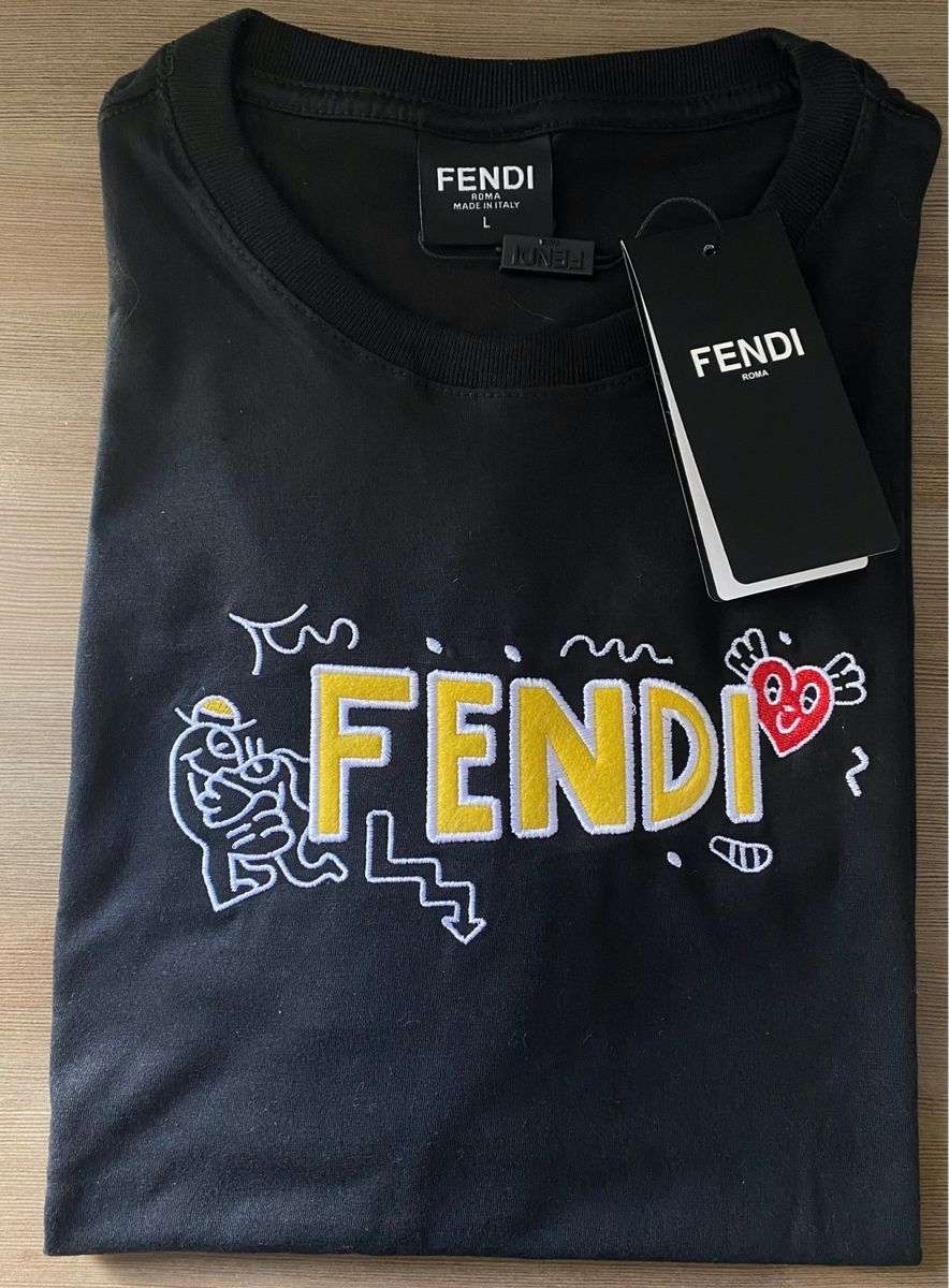 Camiseta Peruana Fendi Coração Bordada Cor Preta