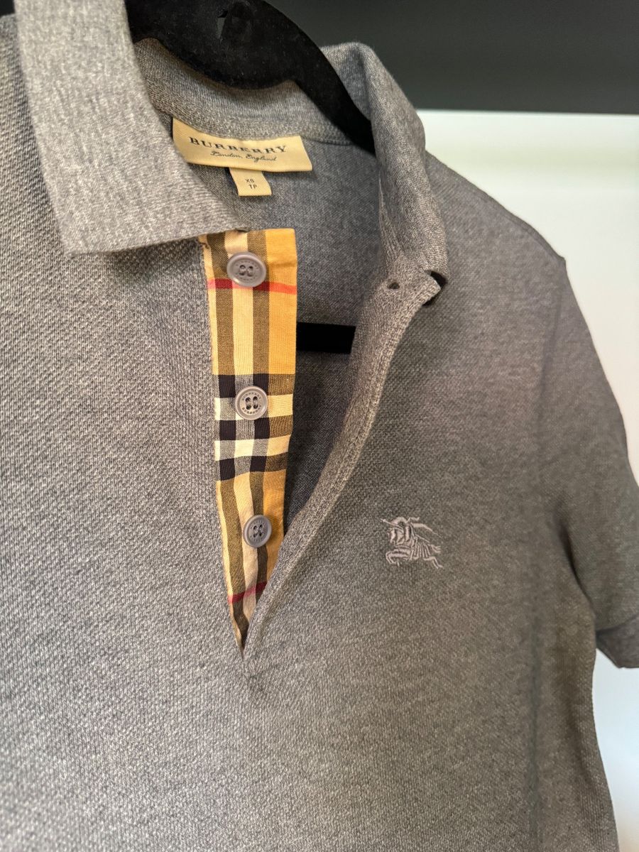 Camiseta Polo Burberry Gola Xadrez Cinza Escuro Tamanho Xs