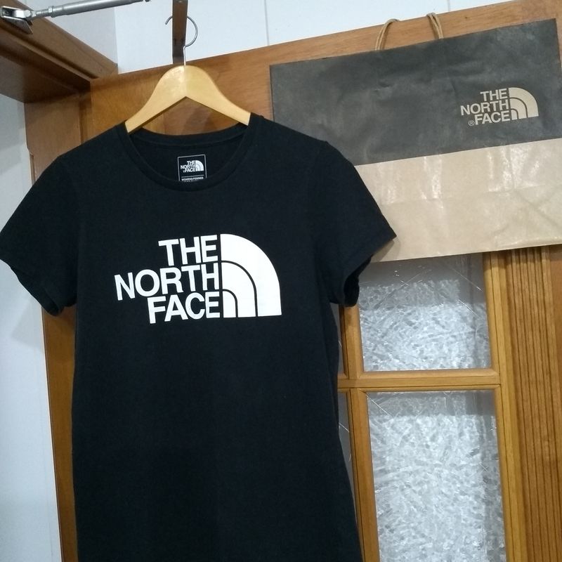 Camiseta Preta The North Face  Camiseta Feminina The North Face