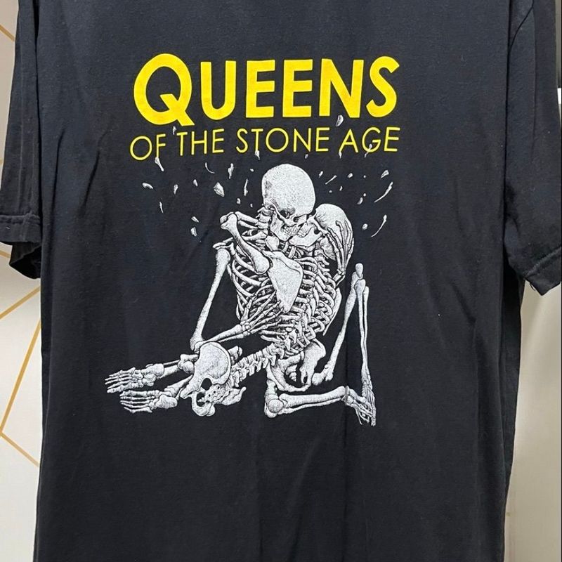 QUEENS OF THE STONE AGE 2002Tシャツ 黒 【M】 Camiseta Queens Of The Stone Age | Usado 112070255 | enjoei