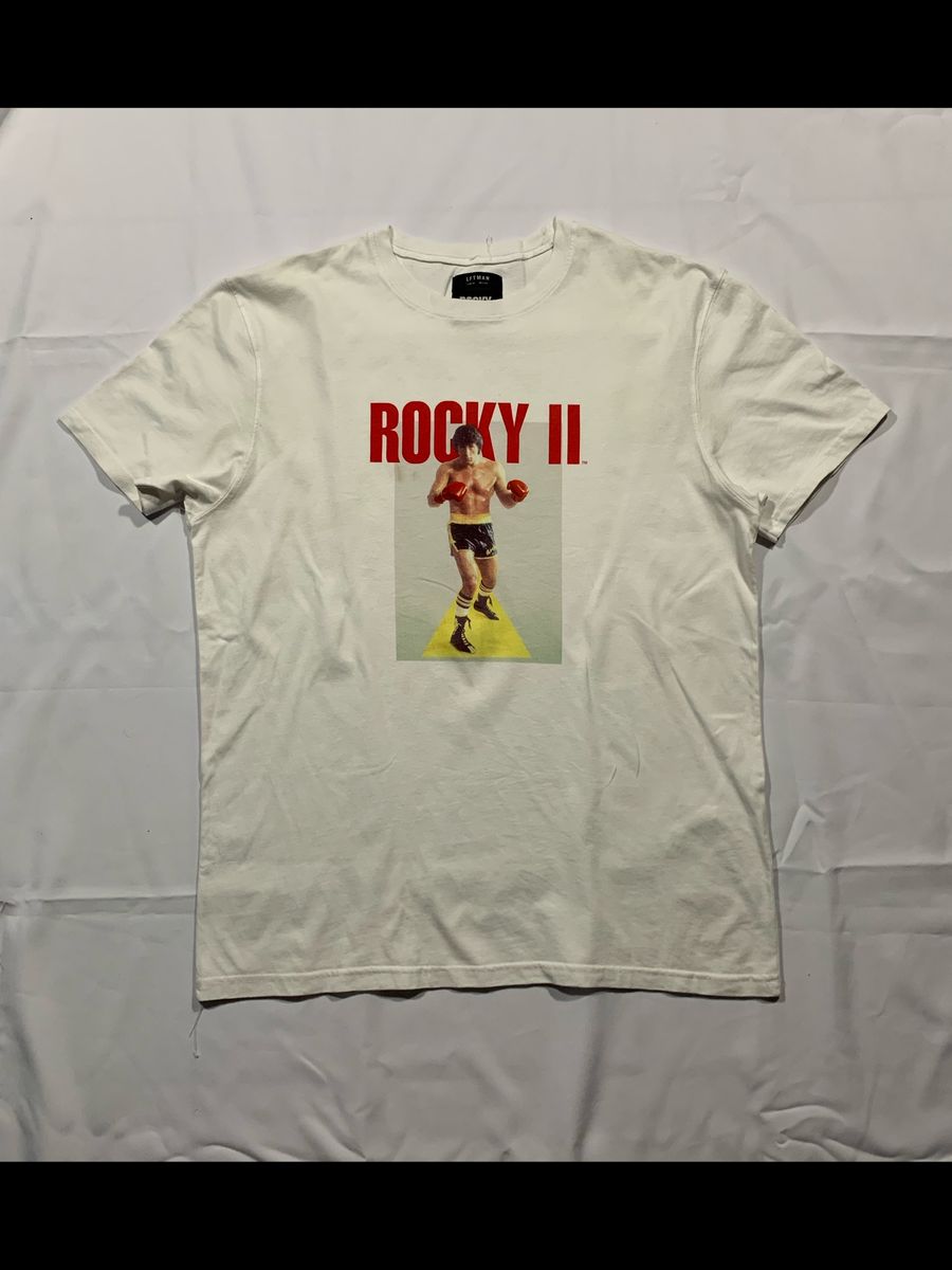 Camiseta Rocky ‘Yo, Adrian’ – Estampado Azul, Corte Clásico, Talla Hombre
