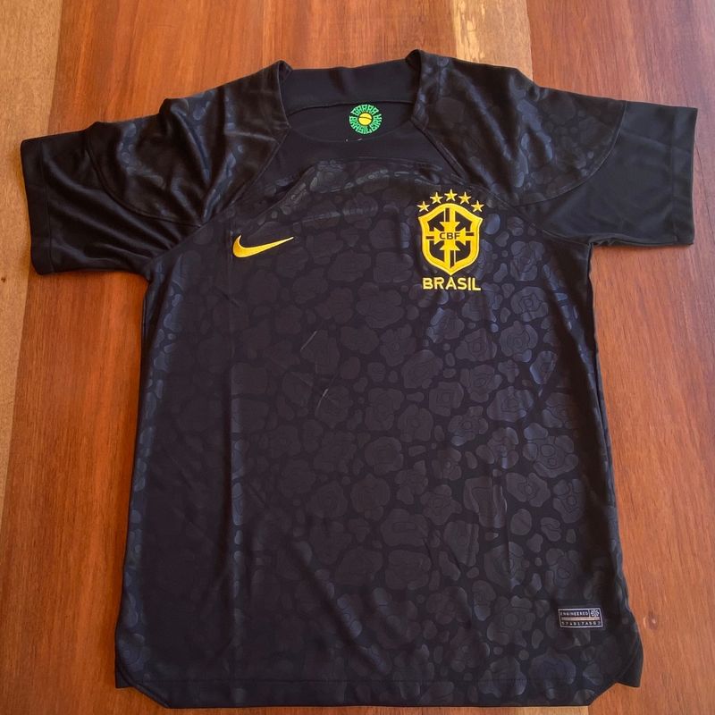 https://photos.enjoei.com.br/camiseta-selecao-brasileira-pantera-negra-90379915/800x800/czM6Ly9waG90b3MuZW5qb2VpLmNvbS5ici9wcm9kdWN0cy84OTAzNzEwLzFjZTBiZDc3NjRiMjIxOWE4NmU3MTk2M2M4NmEyODdjLmpwZw