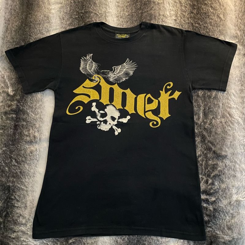 Camiseta Smet Preta Cristais Amarelo Escudo Tachas Camiseta