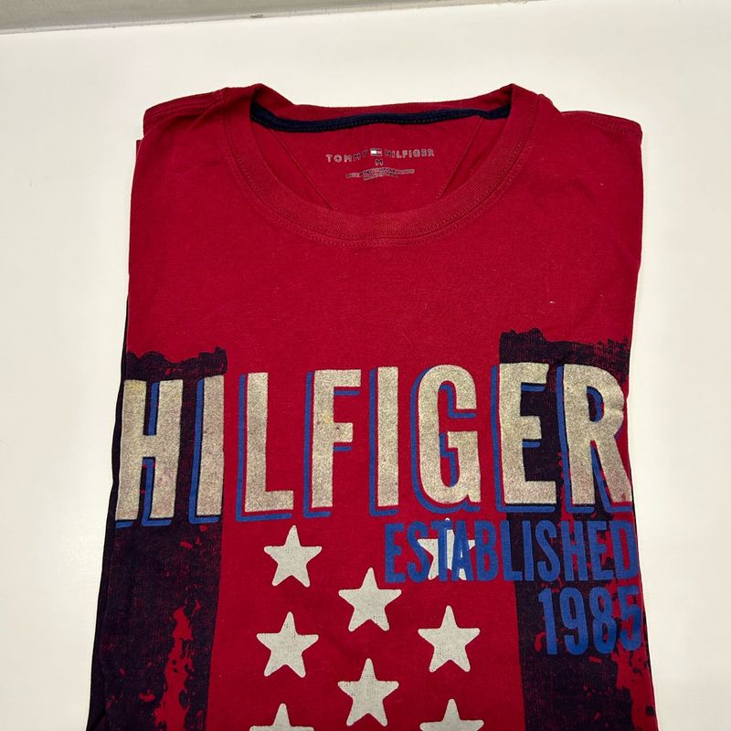 Camiseta Tommy Hilfiger Vermelha (frente e costas)