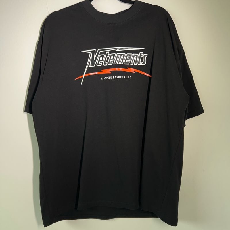 Camiseta Vetements Hi-Speed Inc Preta Oversized | Vetements