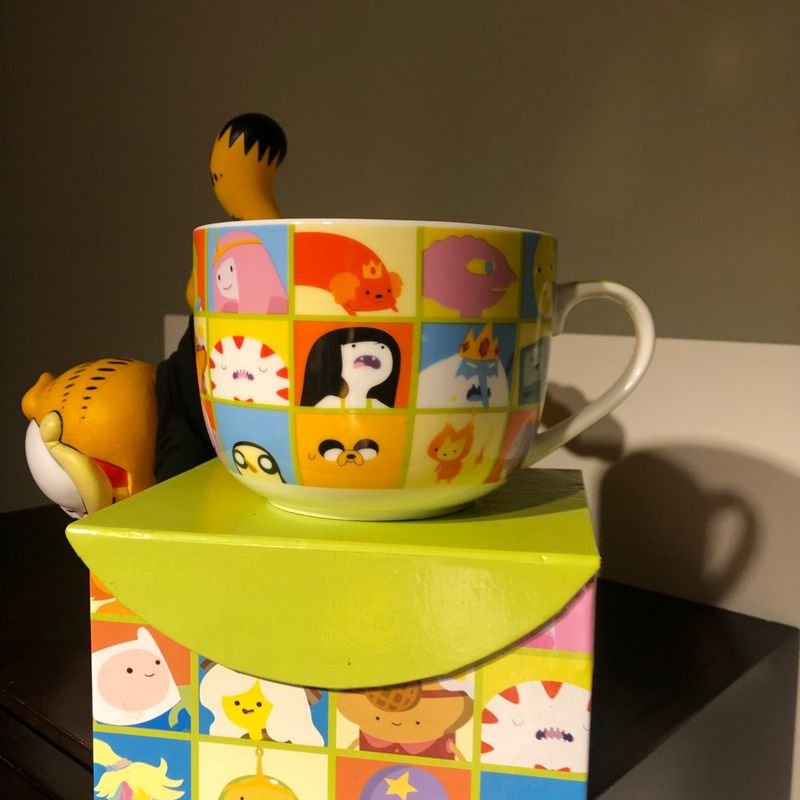 Caneca Hora de Aventura - Jake e Finn na Neve