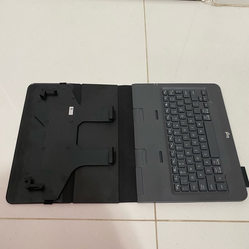 Capa com Teclado Logitech Universal Folio Bluetooth para Tablets e