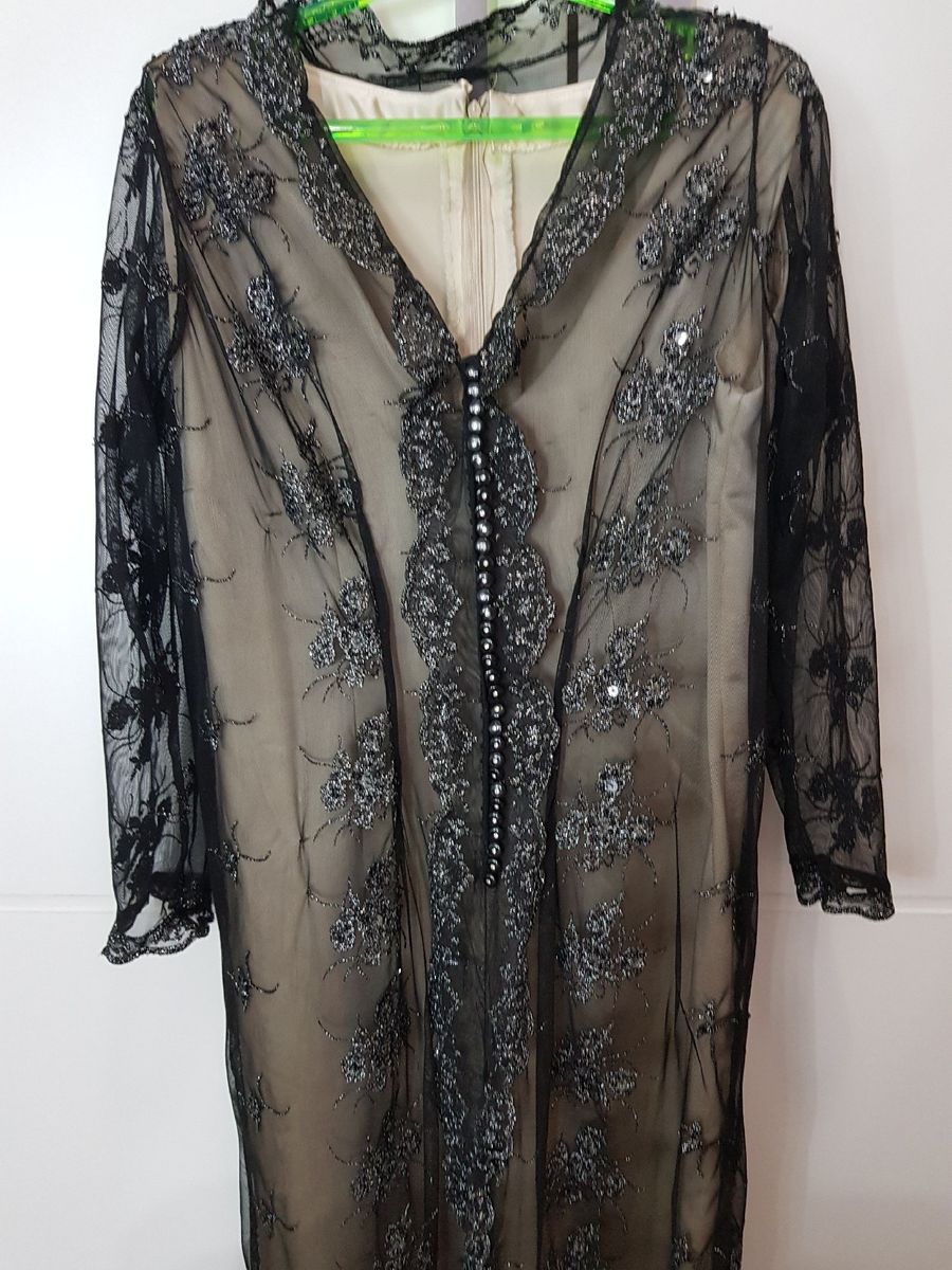 vestido longo com capa de renda