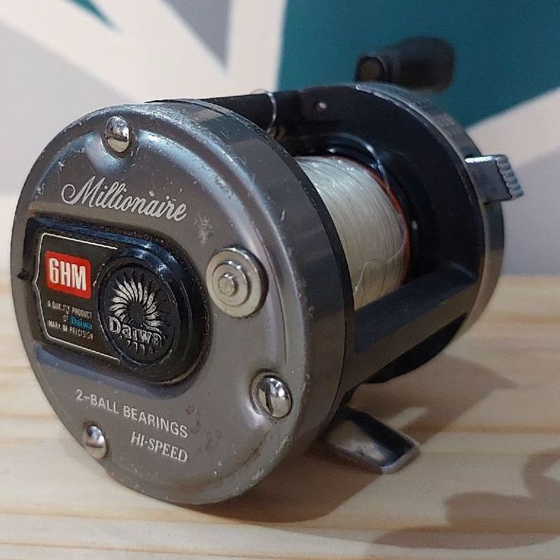 Carretilha Daiwa Millionaire 6hm Japonesa Cinza Esquerda Hi Speed