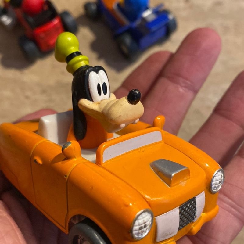 Uma Aventura Sobre Rodas: Mickey para crianças que amam carrinhos