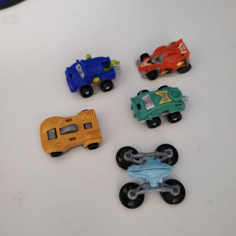 Miniatura de carro e locomotiva coleção Kinder ovo - Taffy Shop - Brechó de  brinquedos