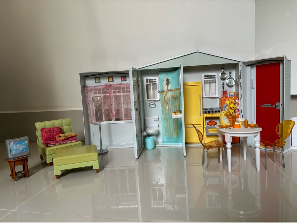 https://photos.enjoei.com.br/casa-da-barbie-2000-110854868/1200xN/czM6Ly9waG90b3MuZW5qb2VpLmNvbS5ici9wcm9kdWN0cy8yMTM3NzQ4My9jZTA4ZWVhYmY2N2Q5ZTkxMzRjNzZiN2UyZTMxZmYzZC5qcGc