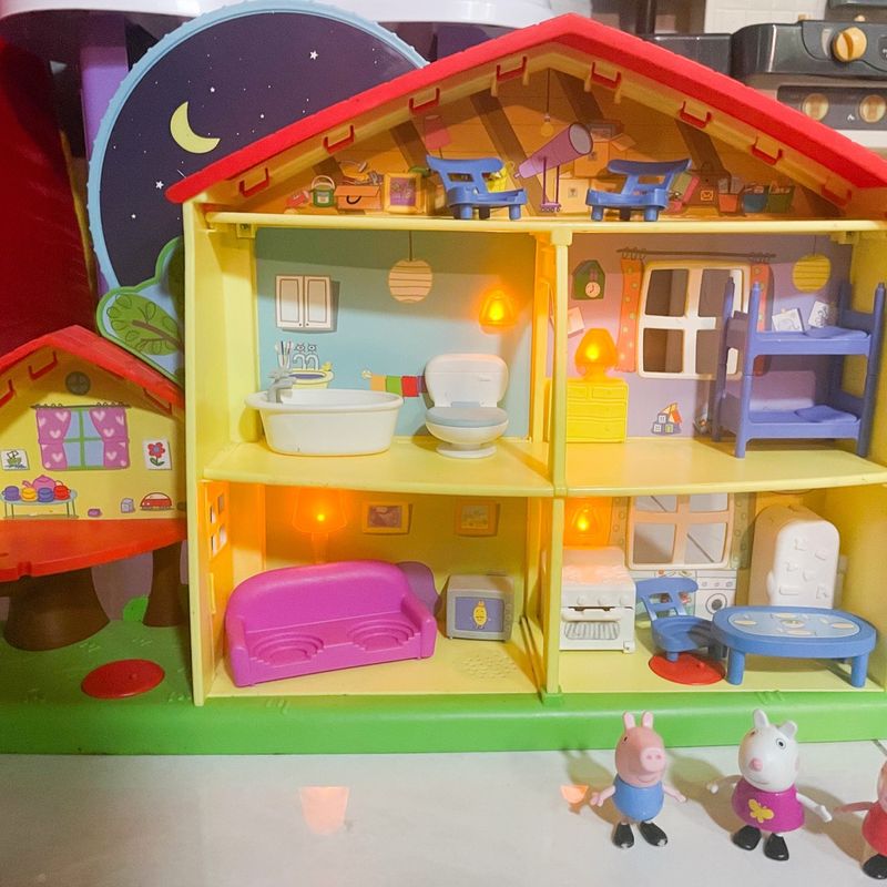 OBA Brinquedos - A Casa da Peppa Pig com som e luz, da DTC, é muito legal.  Ela possui 4 andares e 7 cômodos com acessórios como: telescópio, mesa com  computador, cadeiras