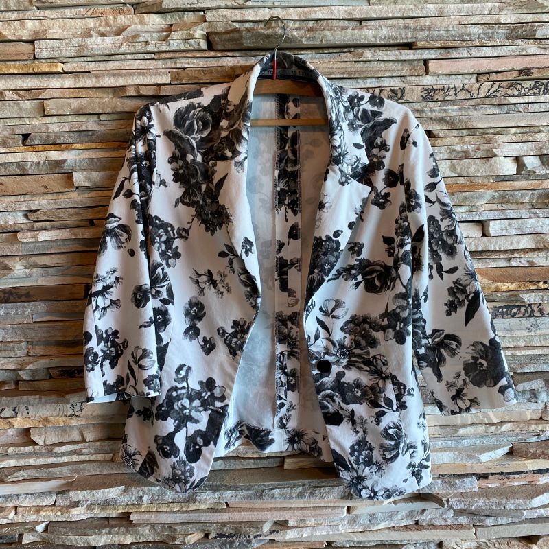 Casaco Blazer Estampado Branco e Preto Floral Feminino Tamanho G