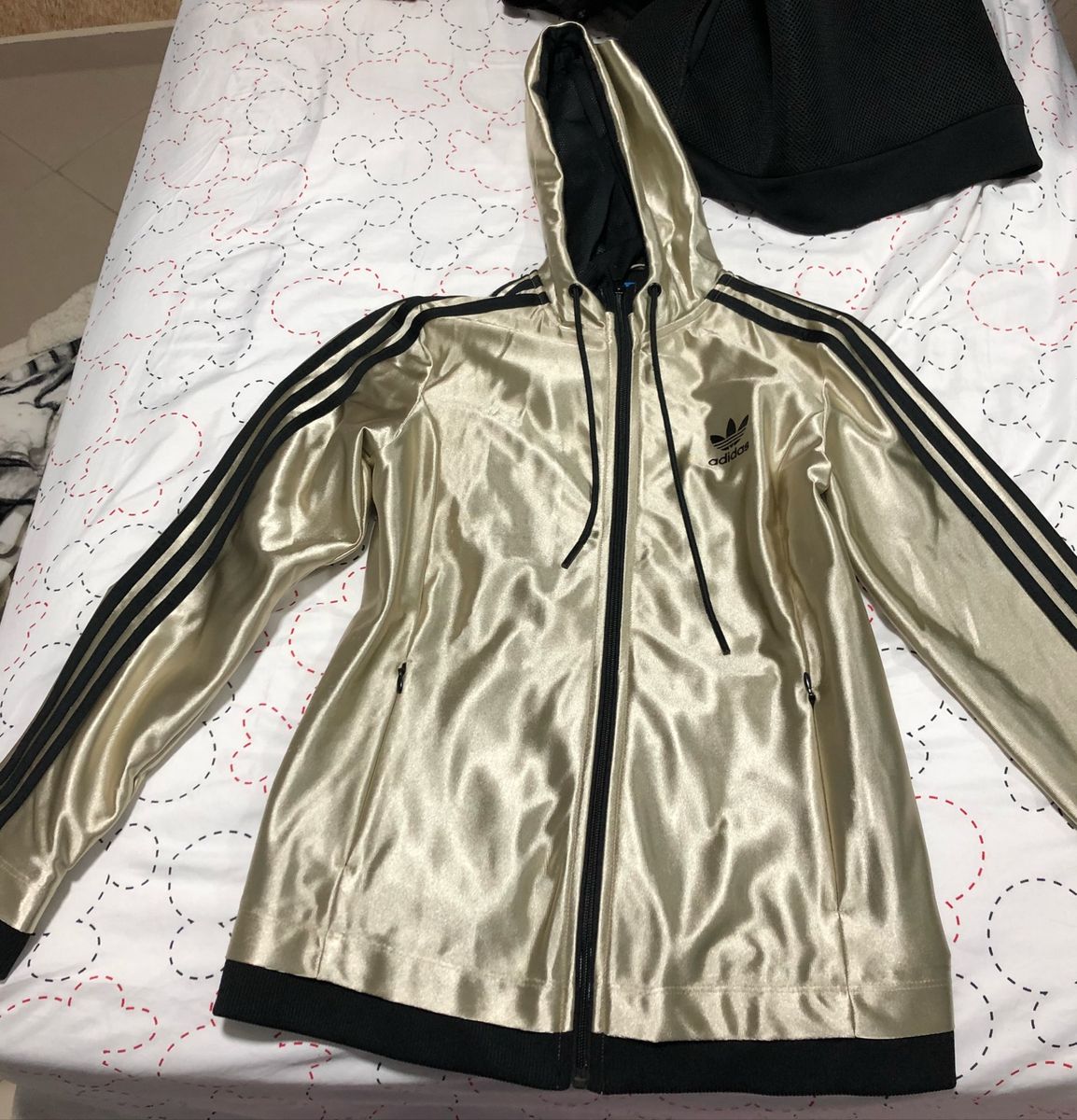 jaqueta adidas preta e dourada