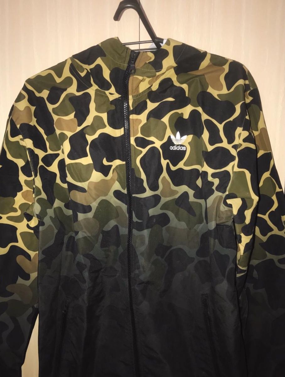 corta vento camuflado adidas