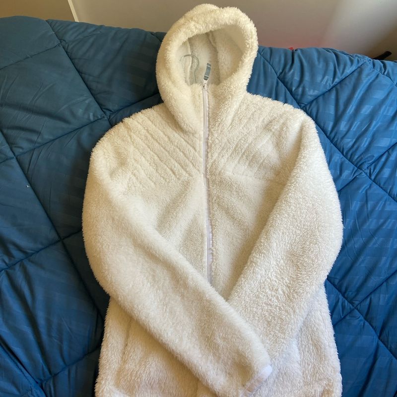 Casaco Fleece Peludinho com Capuz e Bolsos Casaco Feminino - Main Image