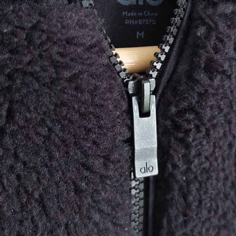 新品alo SHERPA  ANGEL PUFFER ×ブラックM Casaco Preto, Sherpa Snow Angel Puffer, Alo | Alo Usado 87372902