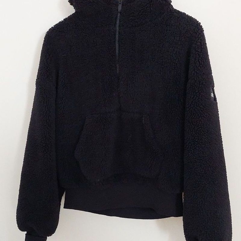 新品alo SHERPA  ANGEL PUFFER ×ブラックM Casaco Preto, Sherpa Snow Angel Puffer, Alo | Alo Usado 87372902