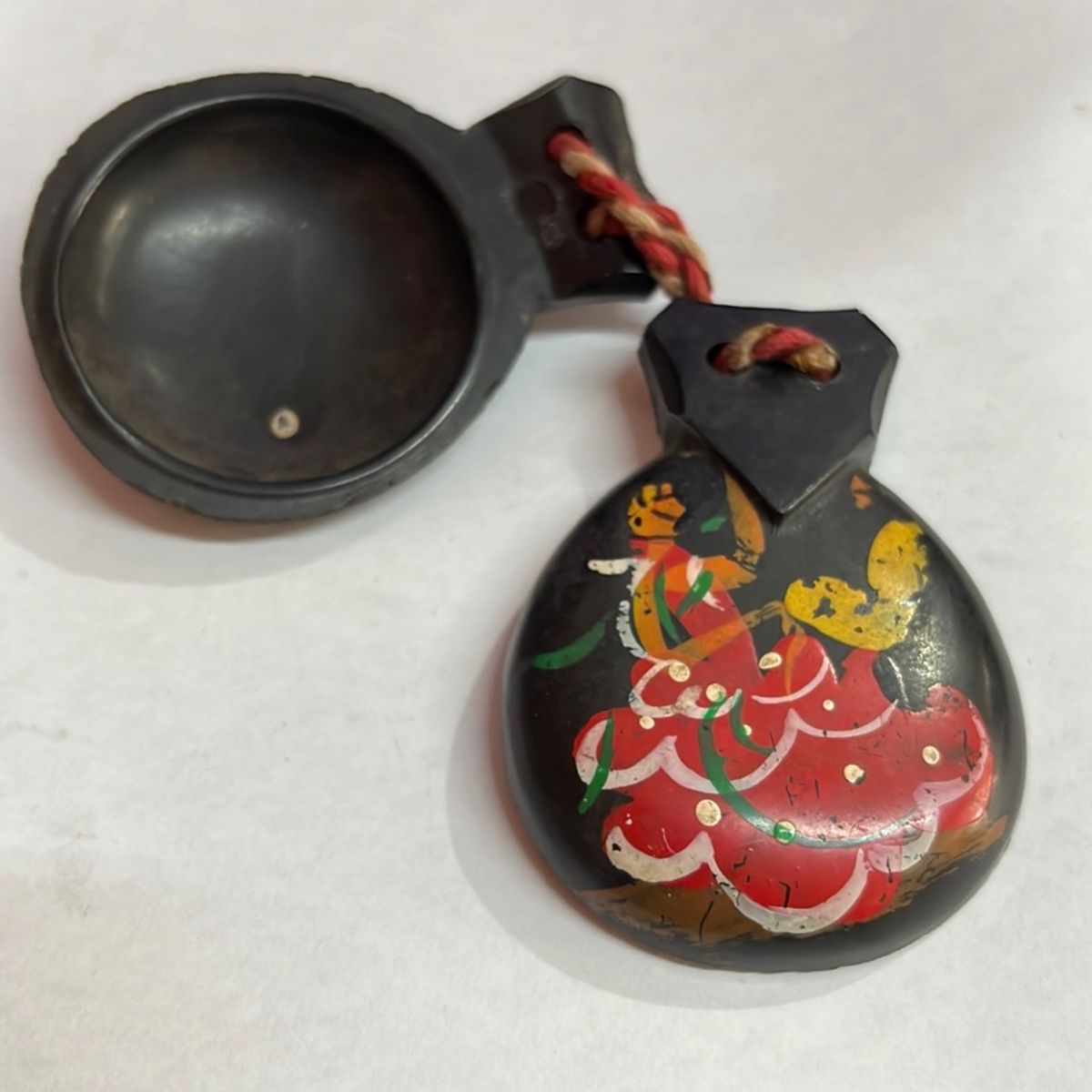 Castanhola Espanhola em Acrílico Móvel de Antiquário Instrumento Usado enjoei