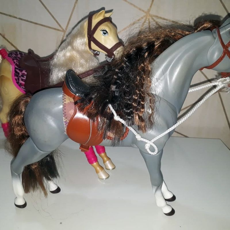 BARBIE FAMILY MATTEL COM CAVALO ARTICULADO EM BOM ESTAD