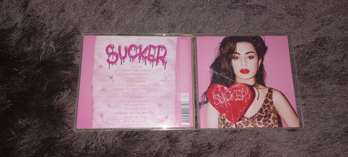 Cd Charlli Xcx - Sucker | Item de Música Cd Usado 83012406 | enjoei
