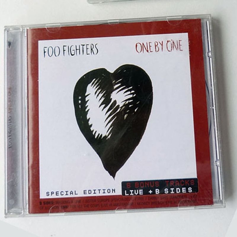 Cd Foo Fighters On By One 6 Bonus Tracks Item de Papelaria