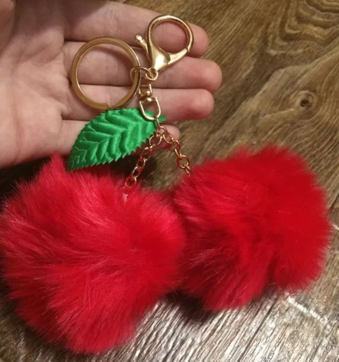 chaveiro de pompom cerejinha - outros importado