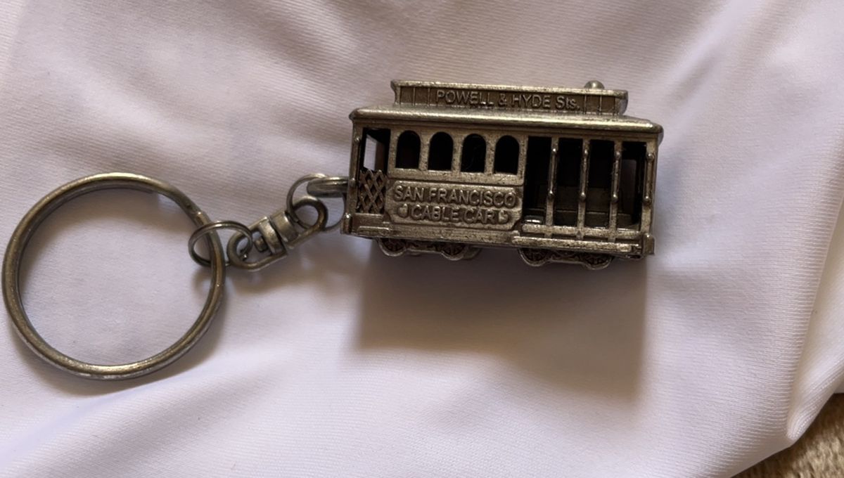 chaveiro-formato-cable-car-san-francisco-item-de-papelaria-usado