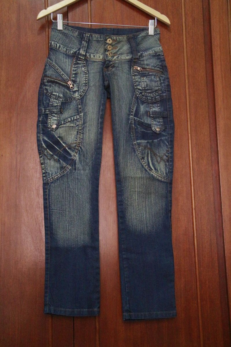calça cheia de bolsos