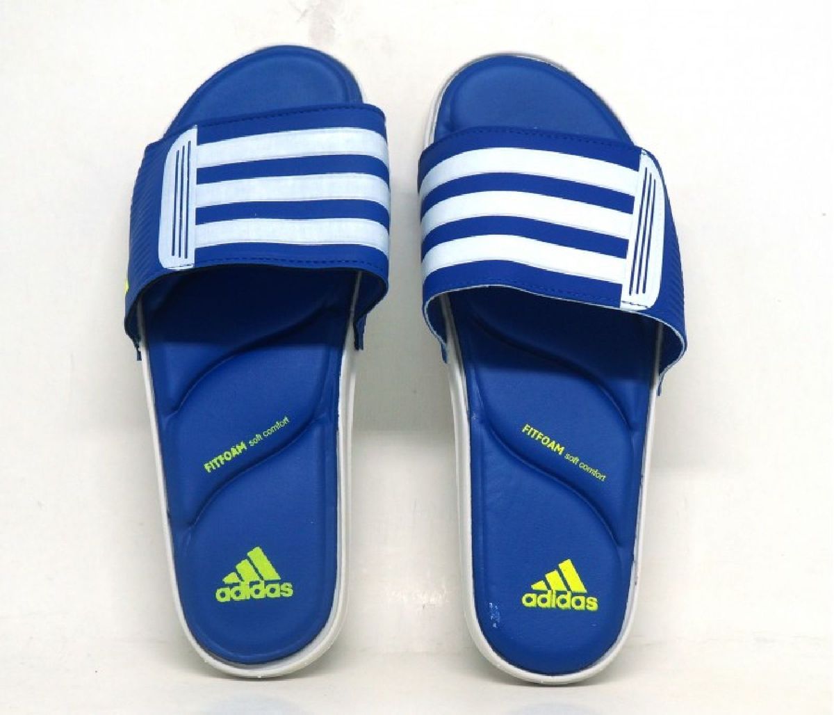 chinelo nike ou adidas