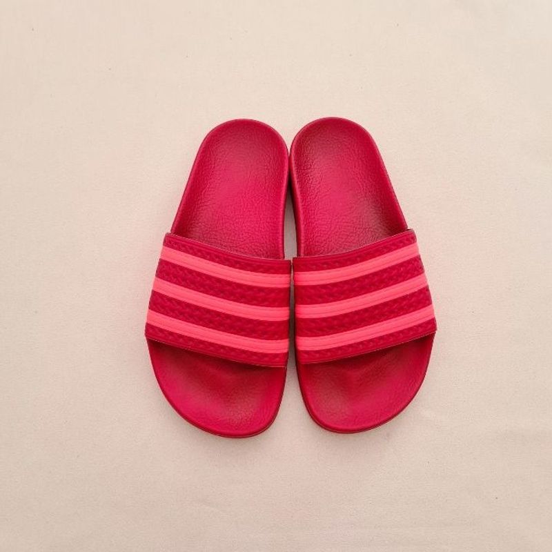 Chinelo Adilette Slipper Vermelho e Rosa Neon Rasteira Feminina