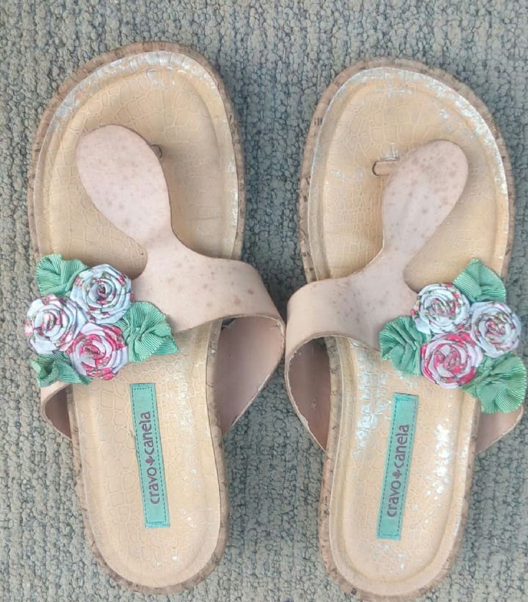 chinelo cravo e canela