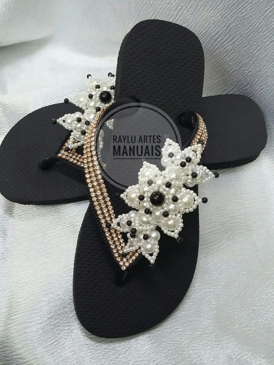 sandalia decorada com perola e strass