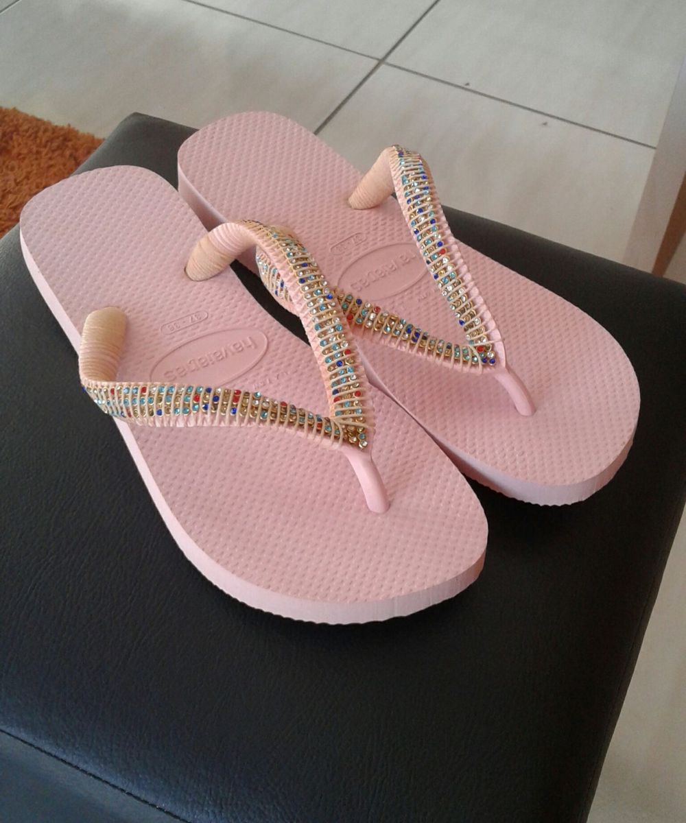 sandalia decorada com perola e strass