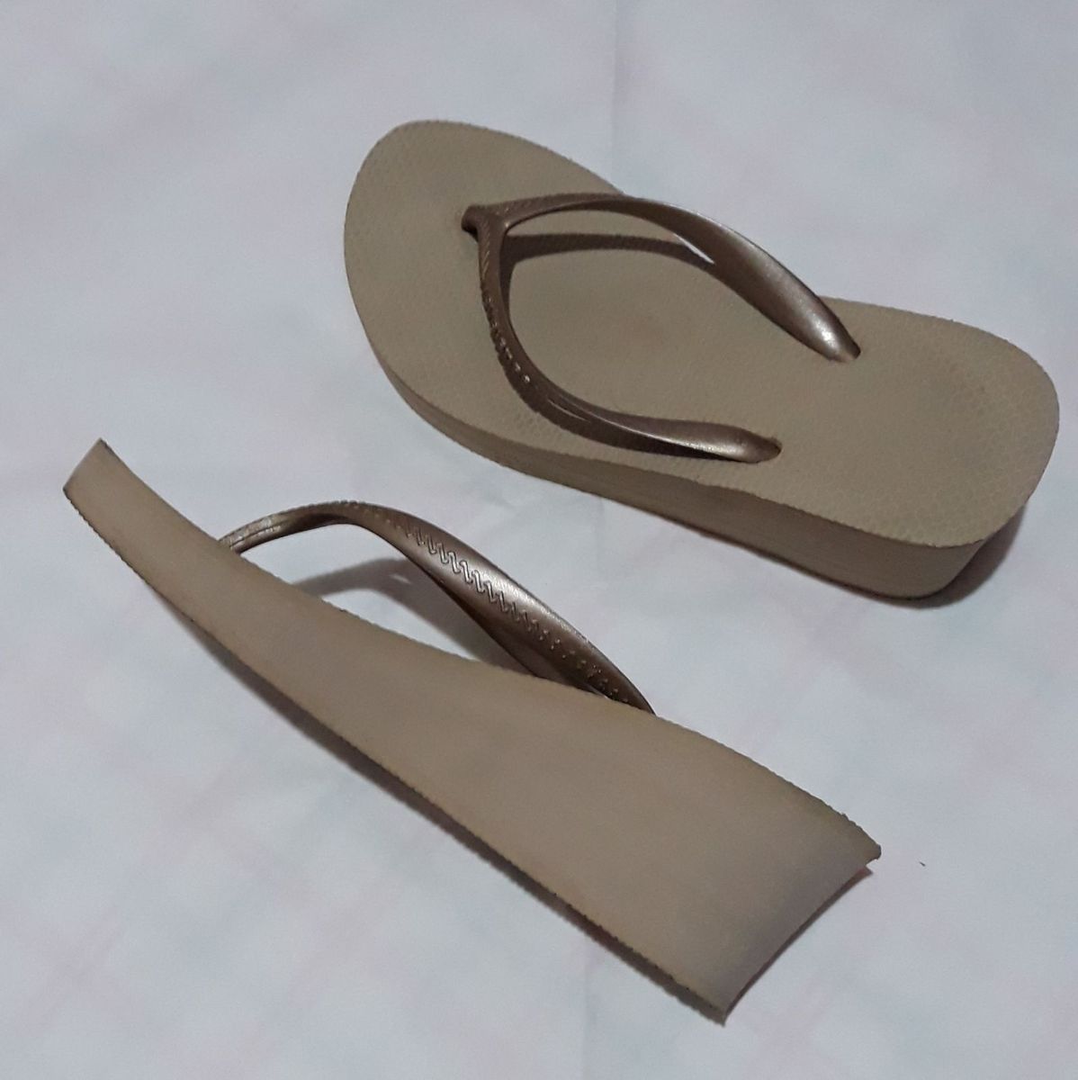 chinelo havaiana com saltinho