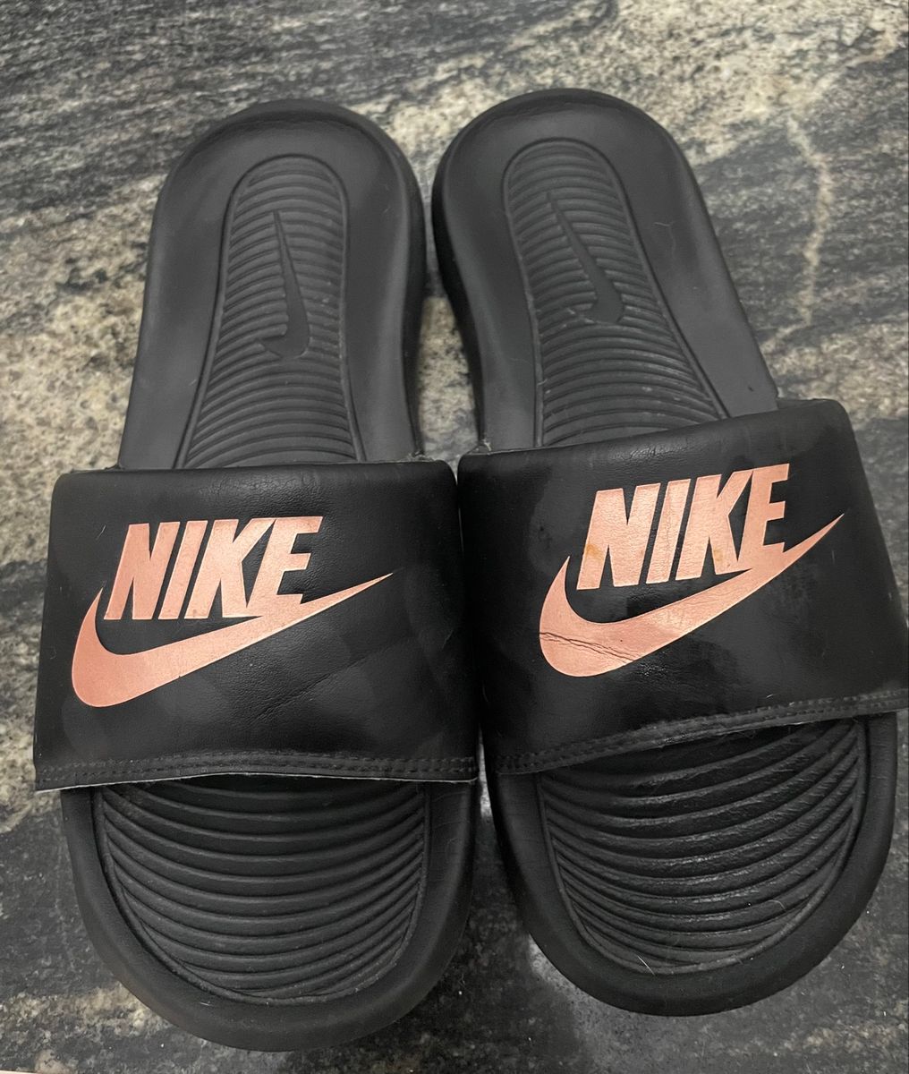 Chinelo nike best sale preto e dourado