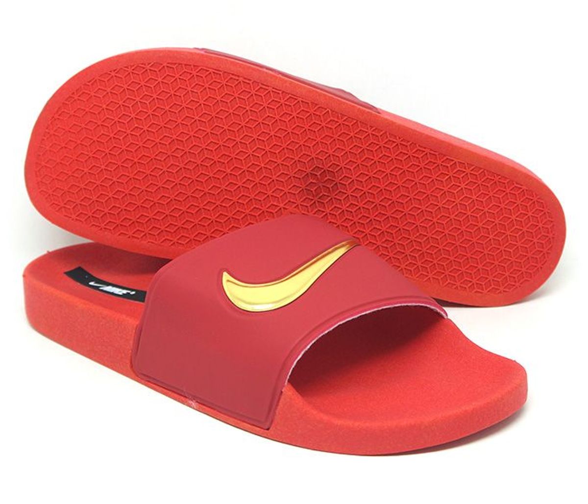 chinelo nike com simbolo dourado